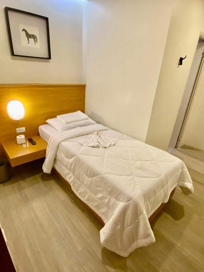 Aurora Suites Pasay Bagian luar foto