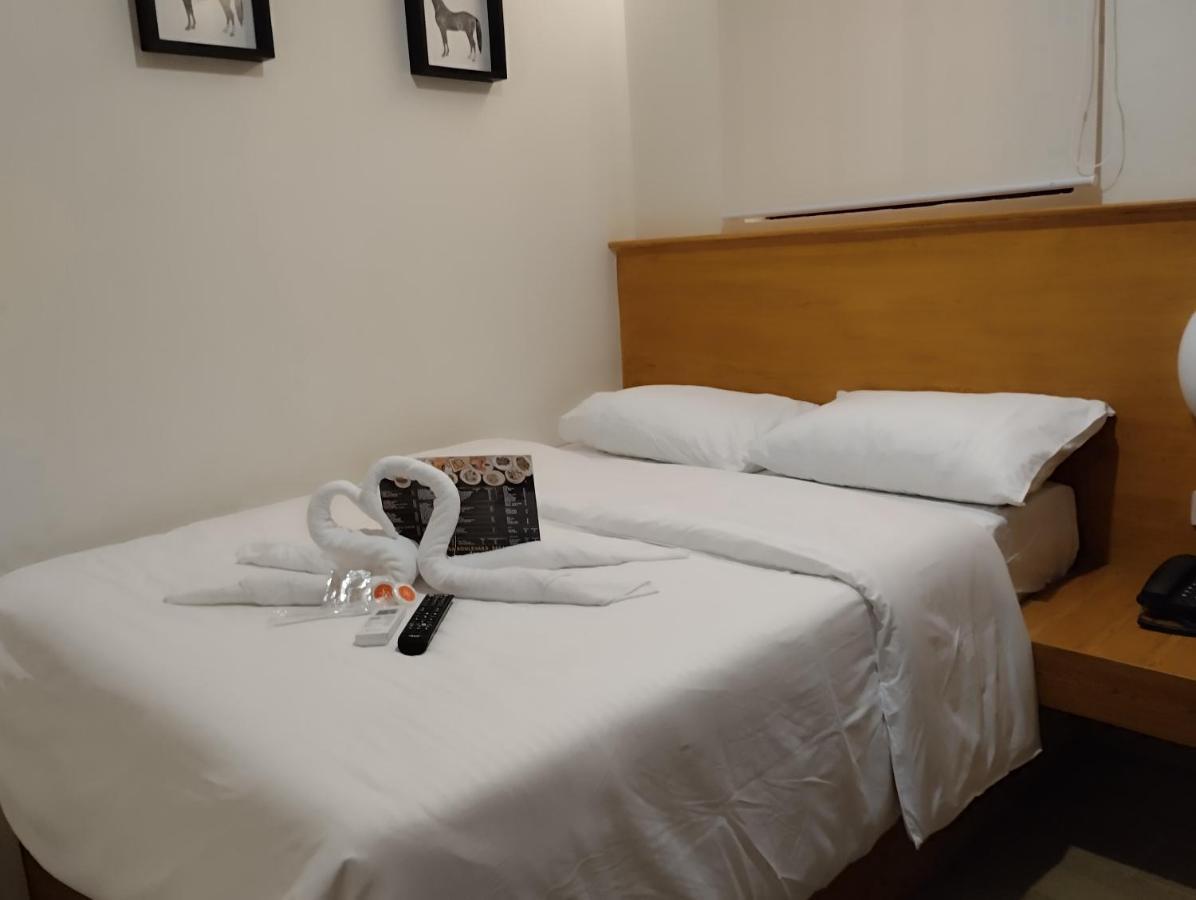 Aurora Suites Pasay Bagian luar foto