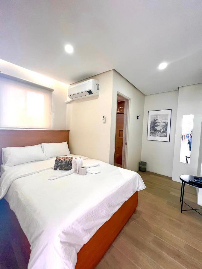 Aurora Suites Pasay Bagian luar foto
